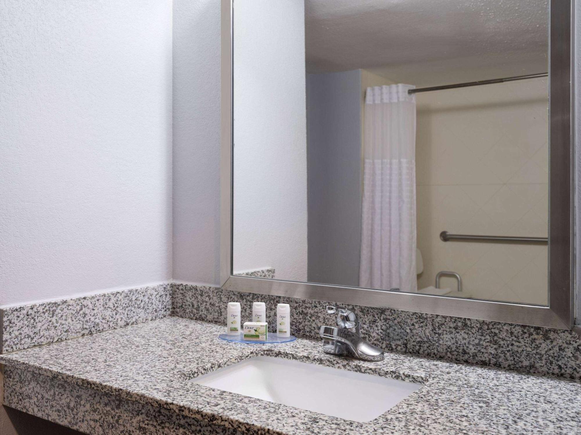 מלון Baymont By Wyndham Indianapolis East מראה חיצוני תמונה