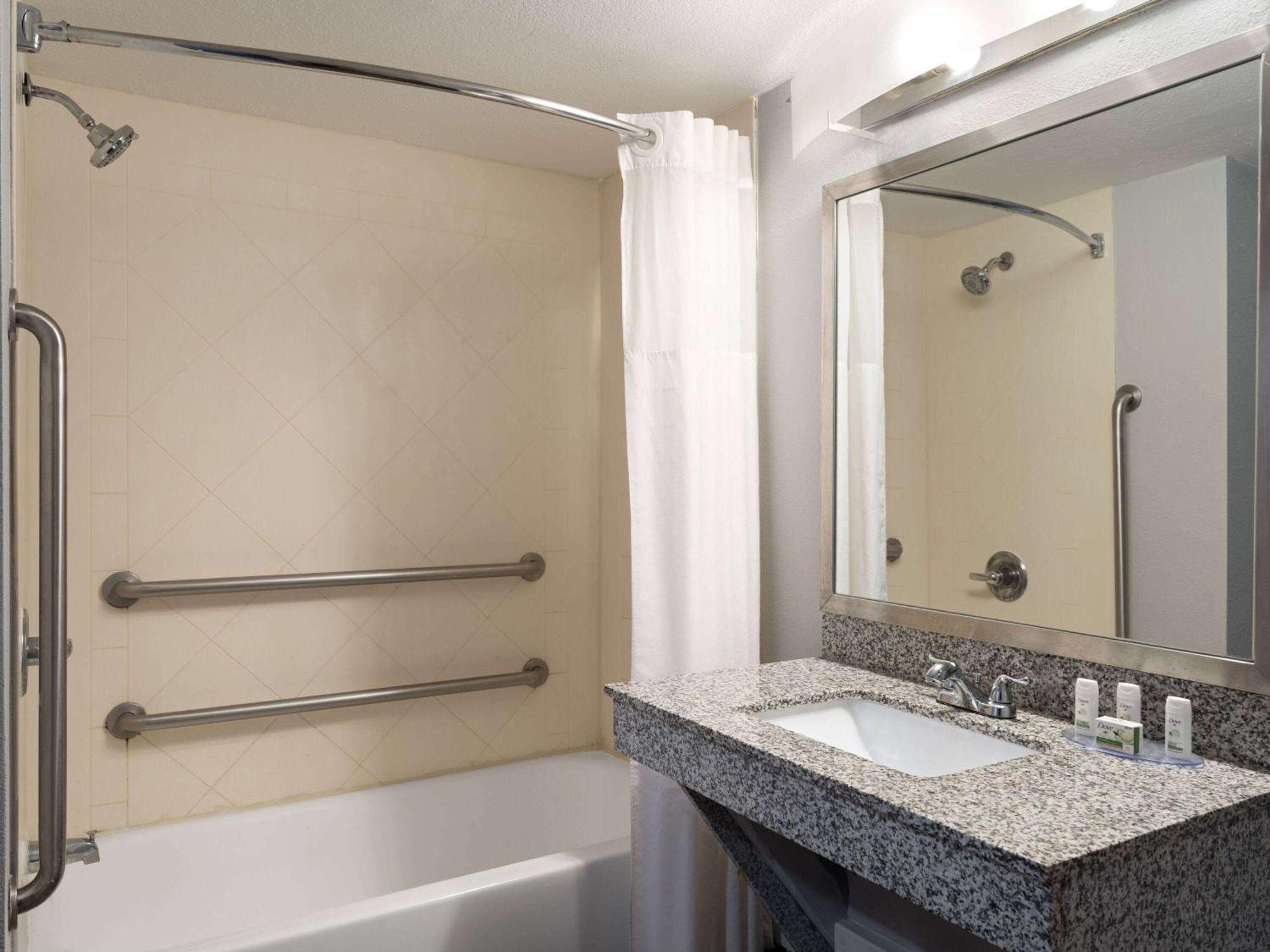 מלון Baymont By Wyndham Indianapolis East מראה חיצוני תמונה
